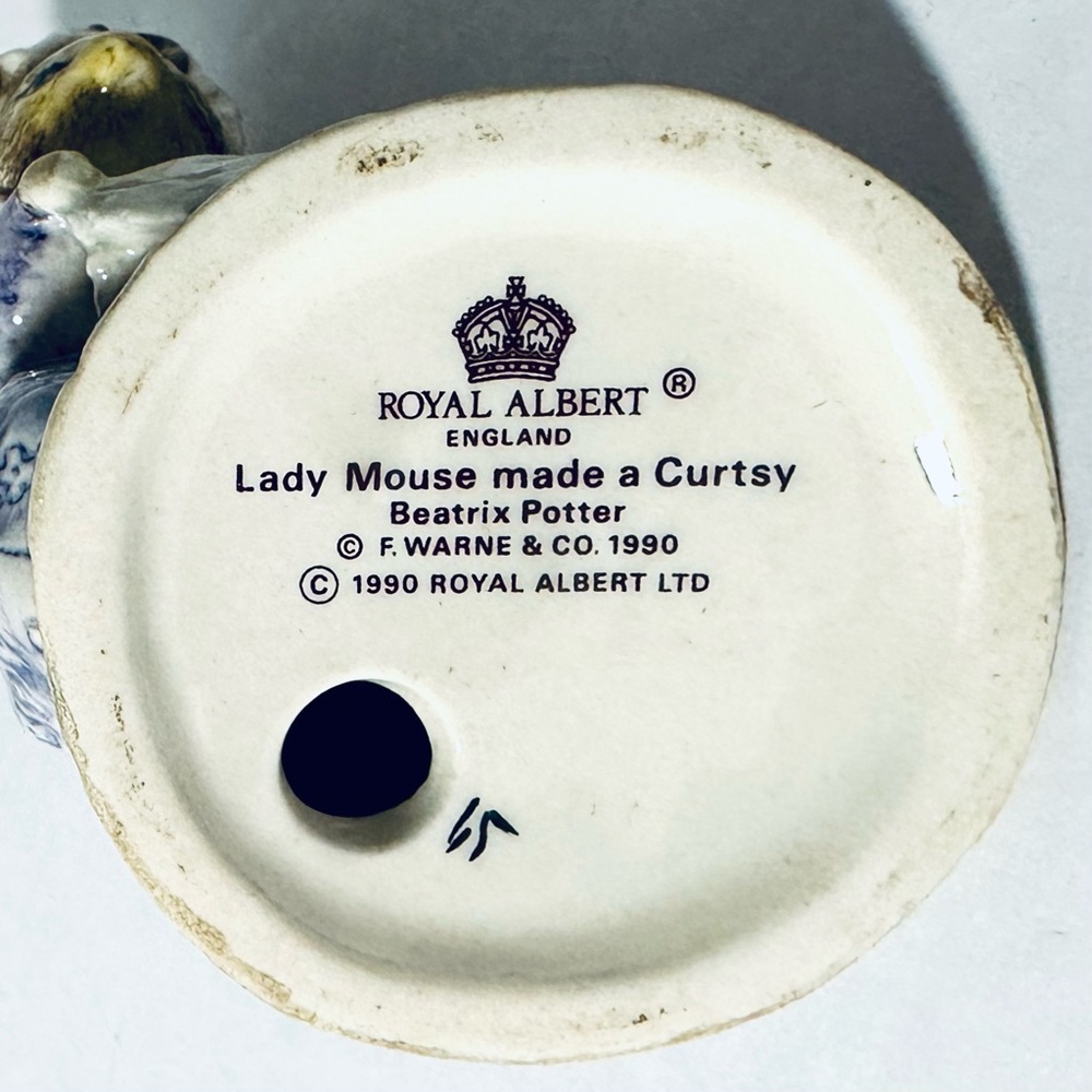 Royal Albert Beatrix Potter “Lady Mouse Made a Curtsy Figurine in MINT condition - Picture 6 of 7